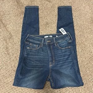 Old navy. BNWT. Size 4. High waist skinny jeans.